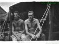 49 Henk van Vliet en ik wachten in kamp de laatste snik op transport naar huis 1949