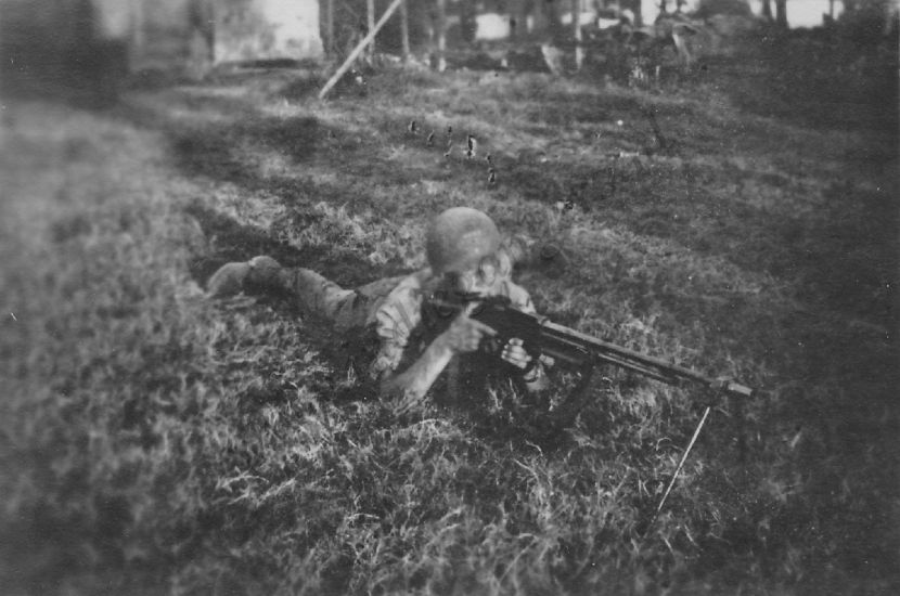 49 mijn vriend J C de Wiet achter de browning automatische rifle  BAR   Soerabaja juni 1946
