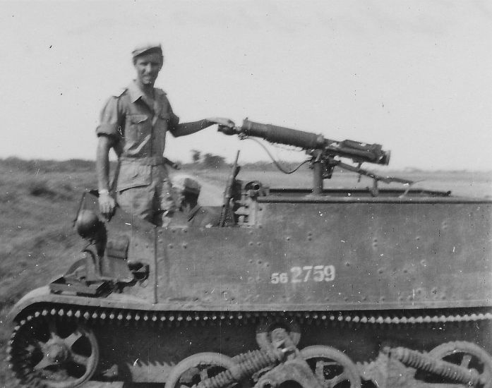 E14 Pakubeureum carrier met mitrailleur 56 2759