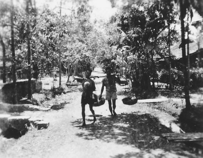 E31 pikolans door de kampong te Pakoebeureum
