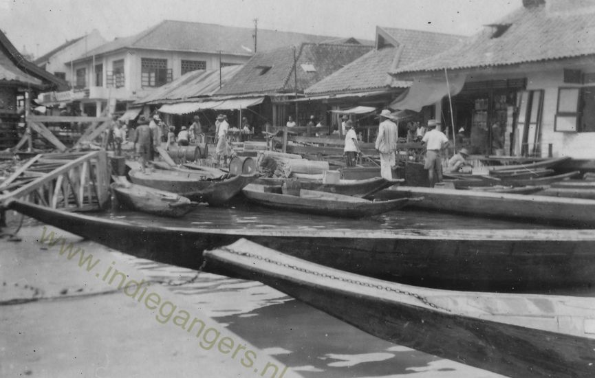 154 Sampans bij de pont over de Moesi 1948