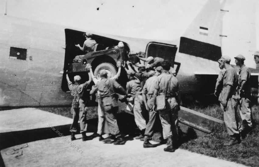 28 23 dec 1948 Siborongborong Vliegveld Rollend materiaal word uitgeladen