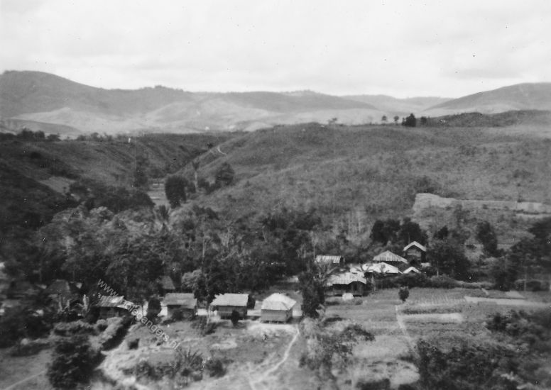 40 Tarutung feb 1949 Gezicht op een kampong