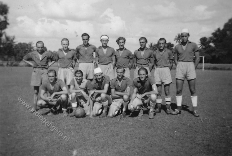 110 voetbalwedstrijd te Djongol Jonggol