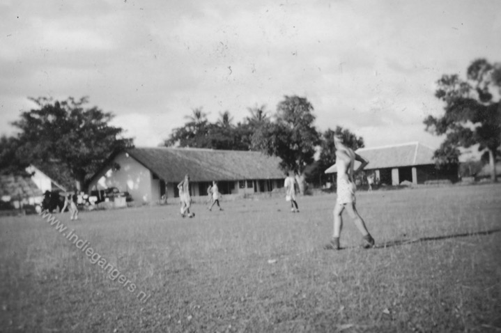 113 voetbalwedstrijd te Djongol Jonggol