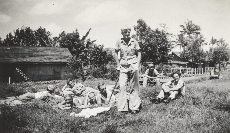 68 Een rustdag van het peloton in Belik october 1948
